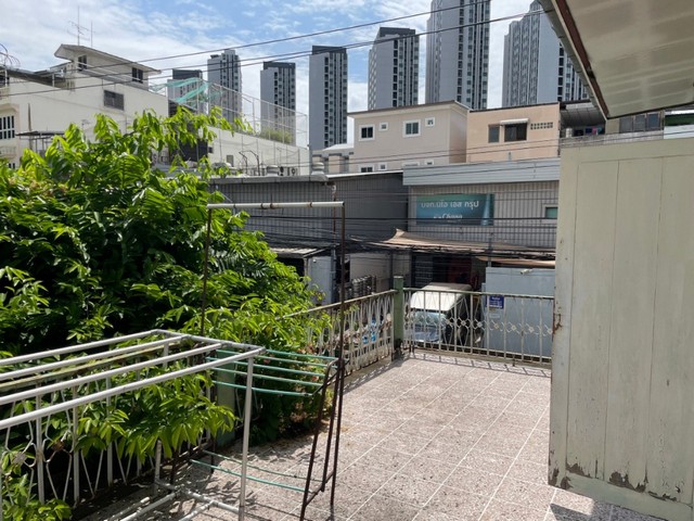 ให้เช่าบ้าน2ชั้นตามสภาพพื้นที่กว่า100ตรว.เหมาะรีโนเวททำธุรกิจทำออฟฟิศ ร้านอาหารได้ ห้วยขวาง ประชาอุทิศ 16 เหม่งจ๋ายทำเลดี