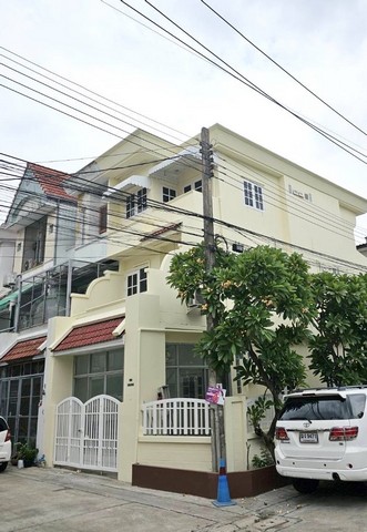 ให้เช่าทาวน์โฮม 3 ชั้นหลังมุม 4 นอน ย่านโชคชัย 4 สตรีวิทยา 2 รีโนเวทพร้อมเข้าอยู่ ใกล้โรงเรียนสตรีวิทยา 2 เดินทางสะดวก เข้าออกหลายเส้นทาง 