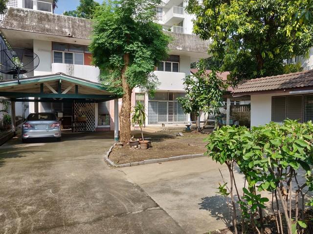 ขายที่ดินพร้อมบ้านเดี่ยว 2 ชั้น ซอยเอกมัยซอย 10 ทำเลดี เหมาะซื้อสร้างบ้าน บ้านต้องรีโนเวทเอง