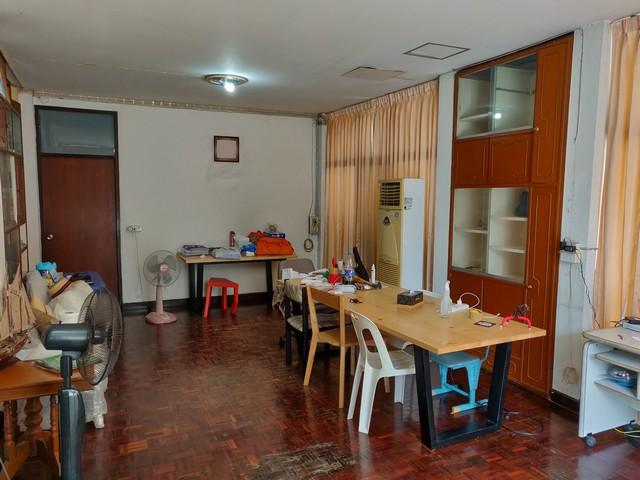 ขายที่ดินพร้อมบ้านเดี่ยว 2 ชั้น ซอยเอกมัยซอย 10 ทำเลดี เหมาะซื้อสร้างบ้าน บ้านต้องรีโนเวทเอง