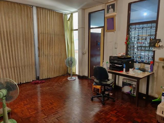 ขายที่ดินพร้อมบ้านเดี่ยว 2 ชั้น ซอยเอกมัยซอย 10 ทำเลดี เหมาะซื้อสร้างบ้าน บ้านต้องรีโนเวทเอง