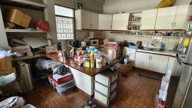 ขายที่ดินพร้อมบ้านเดี่ยว 2 ชั้น ซอยเอกมัยซอย 10 ทำเลดี เหมาะซื้อสร้างบ้าน บ้านต้องรีโนเวทเอง