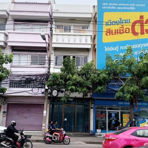 ให้เช่าตึก 3.5 ชั้น ริมถนนใหญ่รามคำแหง 39 ติดสี่แยกศรีวรา ทาวน์อินทาวน์ ทำเลดีมาก เดินทางสะดวก ใกล้เลียบด่วน เอกมัยทองหล่อ