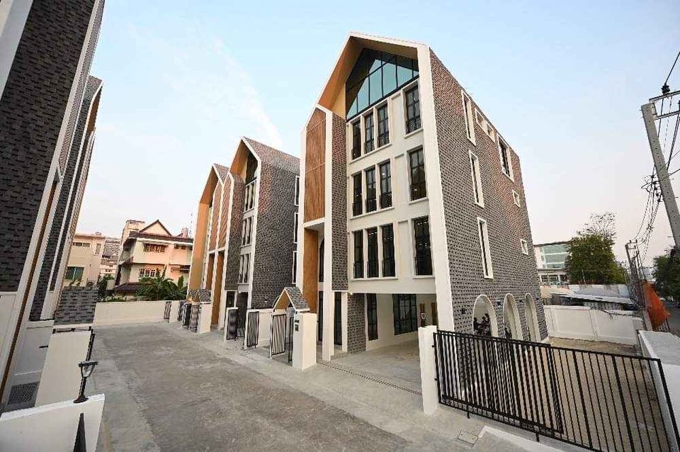 ให้เช่าโฮมออฟฟิศ 4 ชั้น สไตล์ Nordic 500 ตรม. ย่านหัวหมาก รามคำแหง ศรีนครินทร์ ใกล้ BTS สถานีศรีกรีฑา ** จอดรถ 9 คัน 