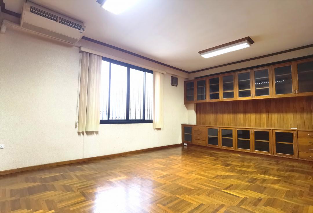 C3873 ให้เช่าสำนักงาน 3 ชั้น พร้อมโกดังชั้นล่าง ย่านบางนา สำโรง ซอยแบริ่ง15 ปากซอยมีร้านค้า ร้านสะดวกซื้อ ใกล้รถฟ้าBTSแบริ่ง