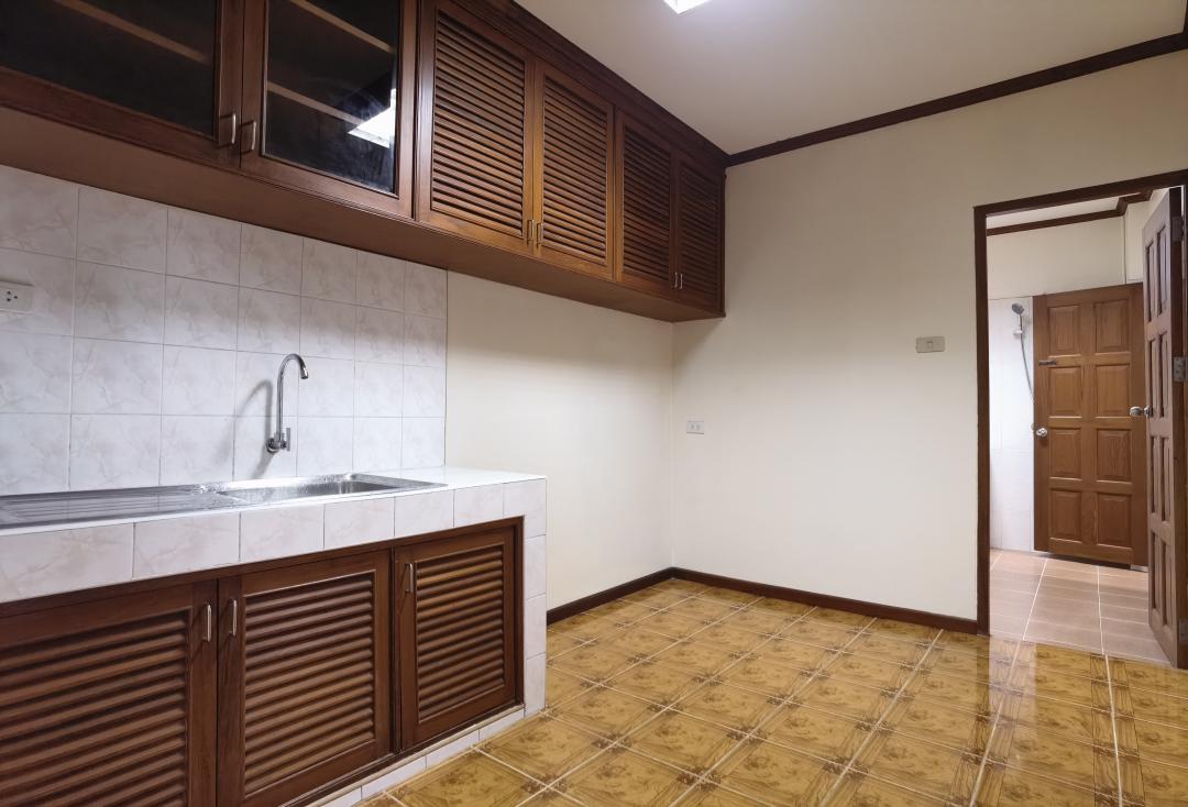 C3873 ให้เช่าสำนักงาน 3 ชั้น พร้อมโกดังชั้นล่าง ย่านบางนา สำโรง ซอยแบริ่ง15 ปากซอยมีร้านค้า ร้านสะดวกซื้อ ใกล้รถฟ้าBTSแบริ่ง