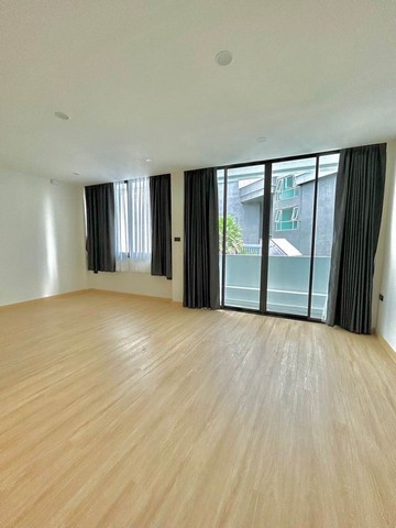 ขายทาวน์โฮม 4 ชั้น 6 ห้องนอน ซอยสาทร 21 ใกล้ BTS สะพานตากสิน 350 เมตร เหมาะทำ Home Office AirBnb หรือ อยู่อาศัย