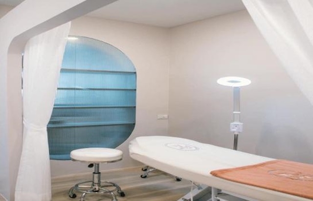 BTS ช้างเอราวัณ เซ็งร้านทำเล็บ ต่อขนตา ลิฟติ้ง สปา 40ตรม. 15ตรว.1ห้อง 1น้ำ 2จอดรถ 2แอร์