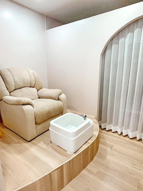 เซ็งร้านทำเล็บ ต่อขนตา ลิฟติ้ง สปา 42ตรม. BTS ช้างเอราวัณ 18ตรว.1ห้อง 1น้ำ 2จอดรถ 2แอร์ อุดมเดช 