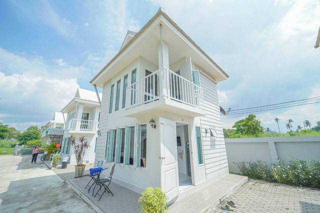 ขายด่วนบ้านเดี่ยว 4 หลัง 2 ชั่นลอย บนเนื้อที่ 200 ตรงว. ต.นาจอมเทียน อ. สัตหีบ จ. ชลบุรี 