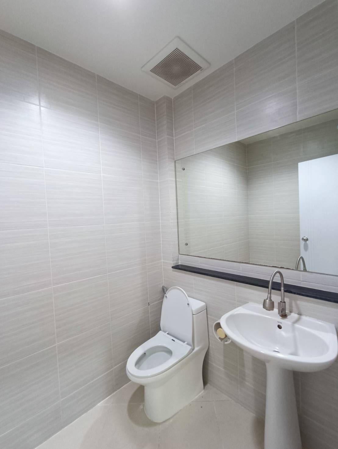 ขายทาวน์โฮม 3 ชั้นหลังมุม รามอินทรา 14 (ซอยมัยลาภ) รีโนเวทใหม่ ตกแต่งสไตล์มินิมอล เฟอร์พร้อมอยู่ เดินทางสะดวก เข้าออกได้หลายเส้นทาง 