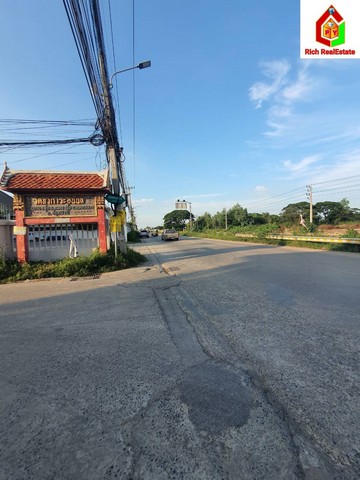 ขายที่ดินสี่เหลี่ยมผืนผ้าถมแล้ว อยู่ห่างจากถนนพหลโยธินเพียง 600 เมตร ซอยเทพกุญชร 22 เนื้อที่ 3 ไร่ ทำเลดี แหล่งชุมชน ติดถนนใหญ่ ใกล้ตลาดไท
