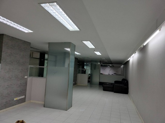 ให้เช่าพื้นที่สำนักงาน ชั้น 2 พื้นที่ 250 ตรม. อาคารดีสินชัย พระราม3 เหมาทำออฟฟิต หรือคลีนิค ใกล้ BRT สถานีเจริญราษฏร์ ประมาณ 100 เมตร