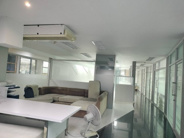 ให้เช่าพื้นที่สำนักงาน ชั้น 2 พื้นที่ 250 ตรม. อาคารดีสินชัย พระราม3 เหมาทำออฟฟิต หรือคลีนิค ใกล้ BRT สถานีเจริญราษฏร์ ประมาณ 100 เมตร