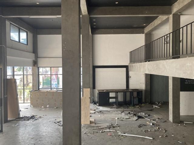 ให้เช่าอาคารพาณิชย์ 4 ชั้น 3 คูหา ทะลุกัน บนเนื้อที่ 1 ไร่ ติดถนนใหญ่ลาดปลาเค้า ทำเลดี 