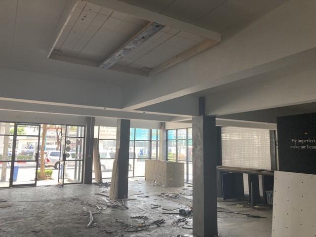 ให้เช่าอาคารพาณิชย์ 4 ชั้น 3 คูหา ทะลุกัน บนเนื้อที่ 1 ไร่ ติดถนนใหญ่ลาดปลาเค้า ทำเลดี 