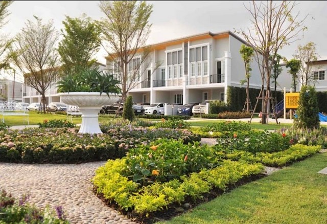 ขายทาวน์เฮ้าส์ 2 ชั้น ขนาดใหญ่ 21.2 ตรว. 4 ห้องนอน โกลเด้น ทาวน์ 2 บางนา-สวนหลวง โซนหน้าโครงการ ใกล้คลับเฮ้าส์ 