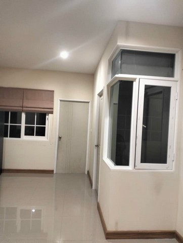 ขายทาวน์เฮ้าส์ 2 ชั้น ขนาดใหญ่ 21.2 ตรว. 4 ห้องนอน โกลเด้น ทาวน์ 2 บางนา-สวนหลวง โซนหน้าโครงการ ใกล้คลับเฮ้าส์ 