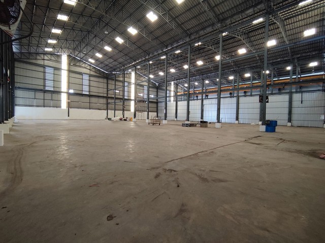 ให้เช่าโกดังถ.เศรษฐกิจ1 อ้อมน้อย ใกล้แยกสาย 5 ตัดเพชรเกษม สมุทรสาครติดถนนใหญ่ 6 เลน พื้นที่ใช้สอย 1,900 ตรม. มีออฟฟิศ 