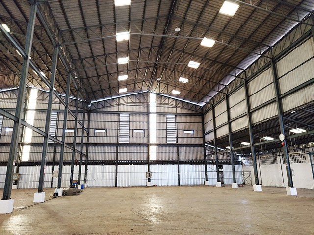 ให้เช่าโกดังถ.เศรษฐกิจ1 อ้อมน้อย ใกล้แยกสาย 5 ตัดเพชรเกษม สมุทรสาครติดถนนใหญ่ 6 เลน พื้นที่ใช้สอย 1,900 ตรม. มีออฟฟิศ 