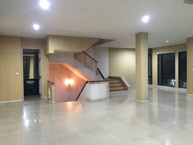ให้เช่าอาคารสำนักงาน 4 ชั้น 600 ตรม. โครงการบ้านกลางกรุง Office Park ริมถนนใหญ่ บางนา-ตราด กม 3 ตรงข้ามโรงพยาบาลไทยนครินทร์