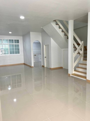 ขายด่วน ทาวน์เฮ้าส์ 2 ชั้น หมู่บ้านชมฟ้า-วรางกูล คลอง 2 รีโนเวทใหม่ทั้งหลัง