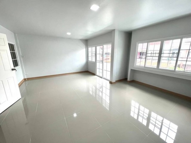 ขายด่วน ทาวน์เฮ้าส์ 2 ชั้น หมู่บ้านชมฟ้า-วรางกูล คลอง 2 รีโนเวทใหม่ทั้งหลัง
