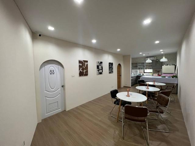 ให้เช่าโฮมออฟฟิศ ย่านพระราม 9  ซอยเสรี 8 เนื้อที่ 80 ตร.วา ขนาด647.3 ตร.ม. 4 ห้อง 2 พื้นที่กว้าง 6 ห้องน้ำ ให้เช่าอาคารเปล่าไม่มีเฟอร์ 