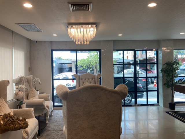 ขายโฮมออฟฟิศ ตกแต่งสวยพร้อมเฟอร์นิเจอร์   ย่านเลียบด่วน เอกมัยรามอินทรา ถ.นวลจันทร์  5 ชั้น มีลิฟท์ และโกดังเก็บสินค้า