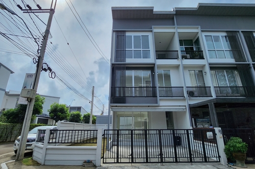 บ้านใหม่ หลังมุม : ทาวน์โฮมหรู หมู่บ้านสัมมากร รามอินทรา – วงแหวน 