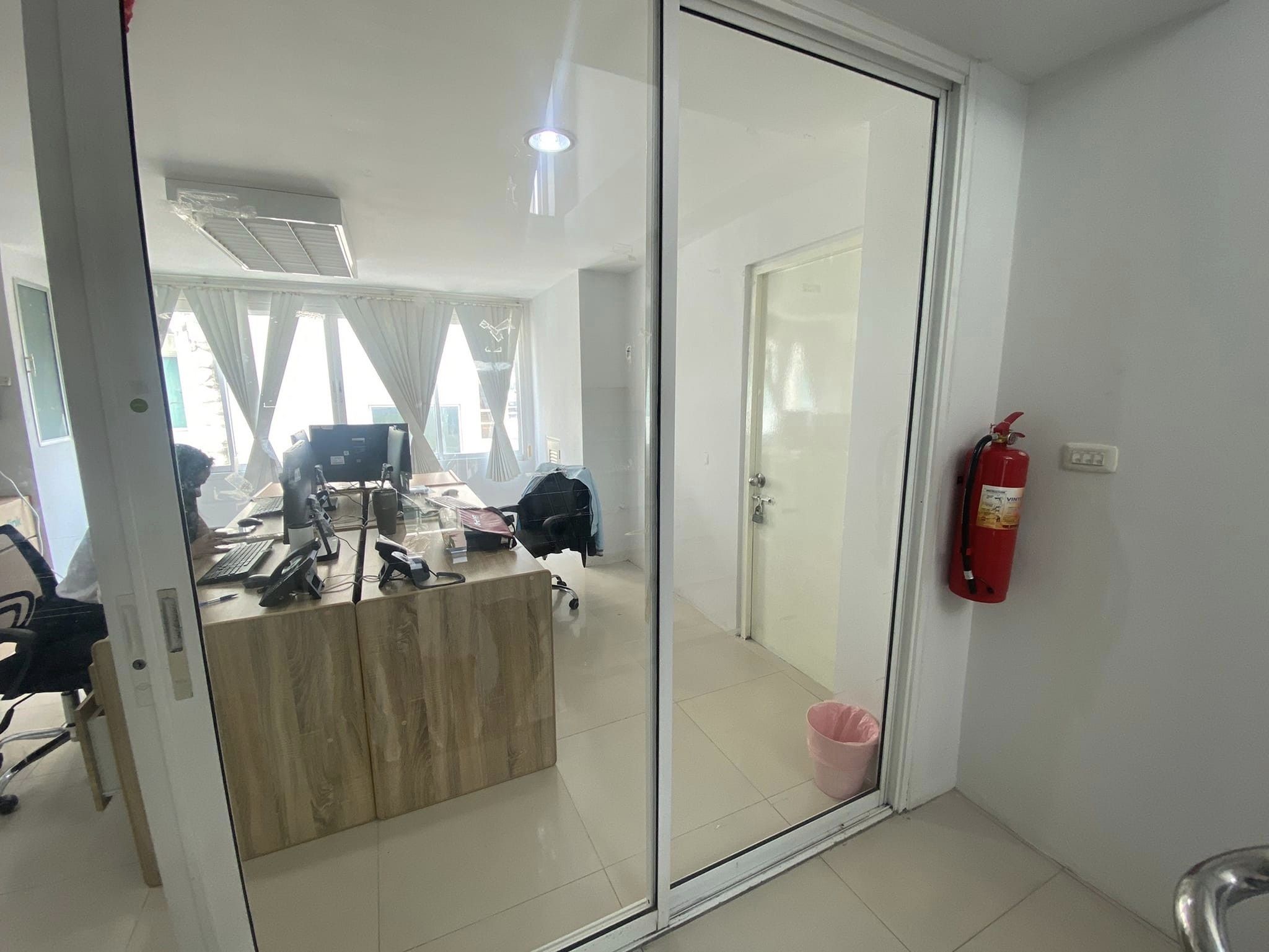 ขายอาคารสำนักงาน 5 ชั้น 790 ตรม. พร้อมลิฟท์ ถนนนวลจันทร์29 ใกล้เลียบด่วน เกษตรนวมินทร์ รวมเฟอร์นิเจอร์ พร้อมใช้งาน ที่จอดรถเยอะ 