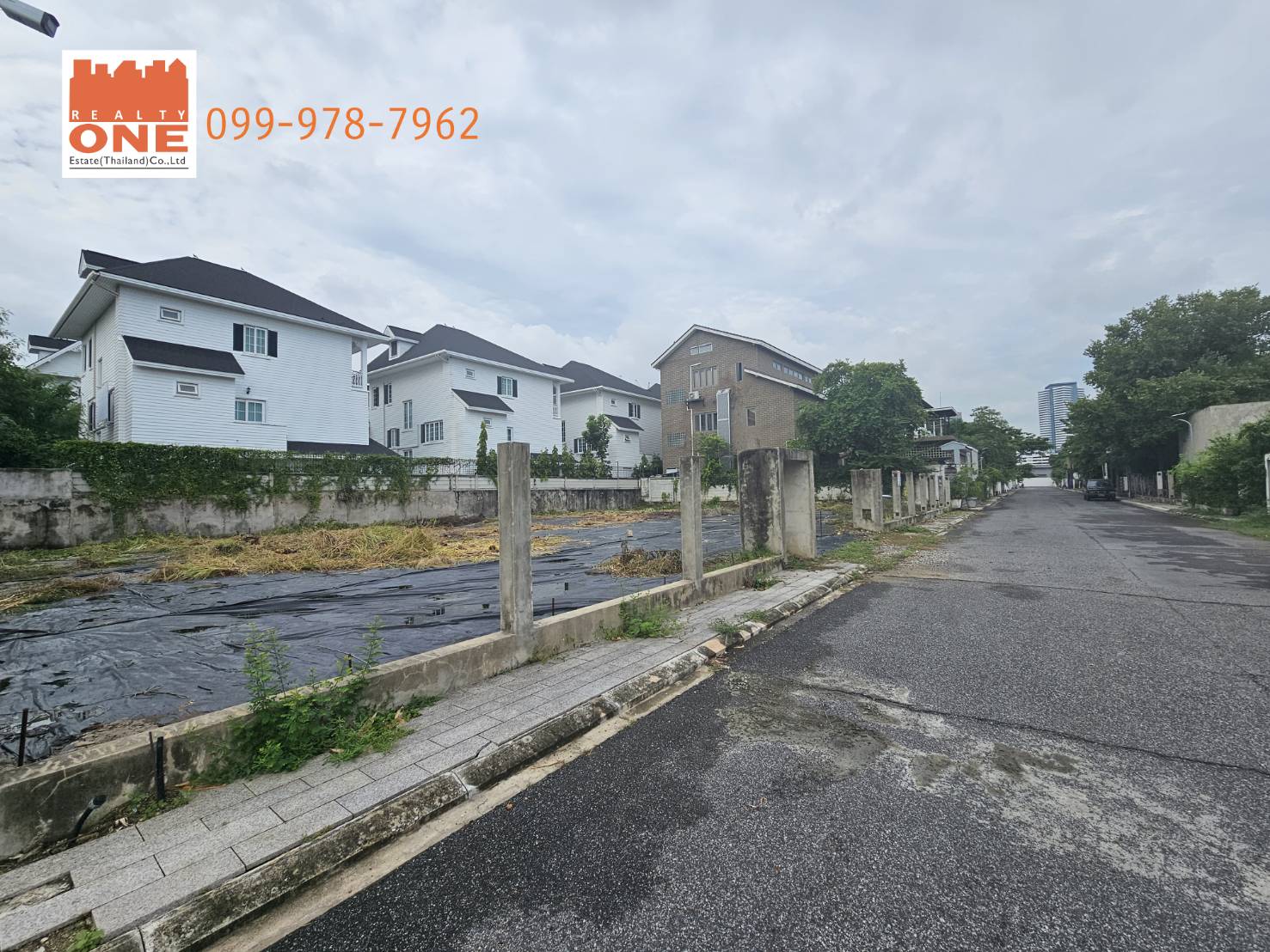 ขายที่ดิน 200 ตรว. / แบ่งขายได้ ( โครงการ ศรีนครินทร์พาร์ค ) ทำเล ศรีนครินทร์
