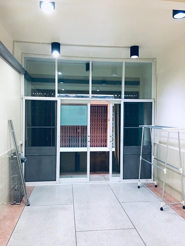 ให้เช่าตึกแถว 3 ชั้น เนื้อที่ 12 ตารางวา  ถนนบรรทัดทอง ซอยสองพระ เหมาะสำหรับอยู่อาศัย ทำโกดังเก็บของ ออฟฟิศขนาดเล็ก สต็อกสินค้า