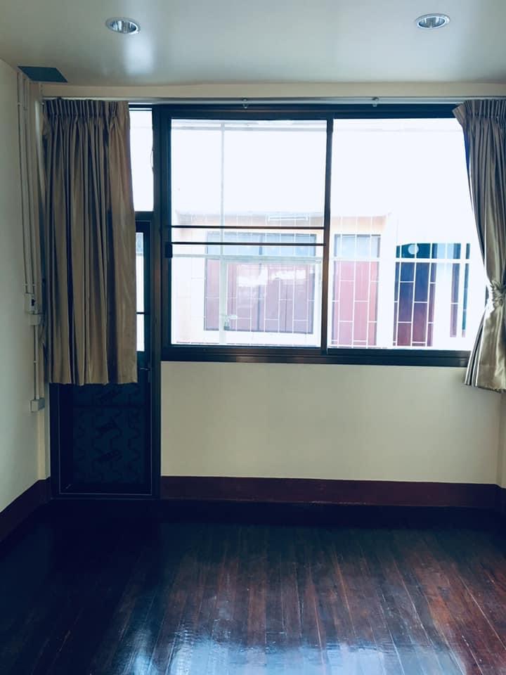 ให้เช่าตึกแถว 3 ชั้น เนื้อที่ 12 ตารางวา  ถนนบรรทัดทอง ซอยสองพระ เหมาะสำหรับอยู่อาศัย ทำโกดังเก็บของ ออฟฟิศขนาดเล็ก สต็อกสินค้า