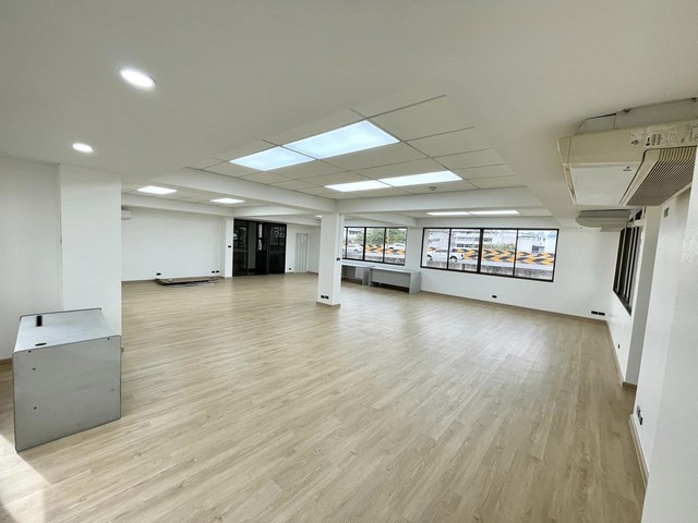 ให้เช่าพื้นที่ออฟฟิศถนนนางลิ้นจี่ ช่องนนทรี ยานนาวา มีลิฟท์ ใกล้ทางด่วน ย่านสาทร สีลม พระราม4 ใกล้ BTS ช่องนนทรี  เซ็นทรัล พระราม 3 