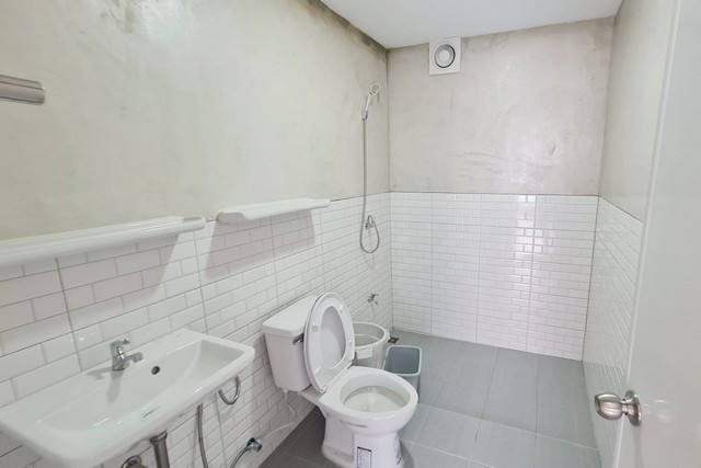 ให้เช่าทาวน์โฮม 3 ชั้น 3 ห้องนอน รีโนเวทใหม่ บ้านกลางเมือง พระราม9 ซอย 43 ใกล้เดอะไนน์พระราม9 เดินทางสะดวกสบาย ใกล้แอร์พอร์ตลิ้ง ใกล้ทางด่วน