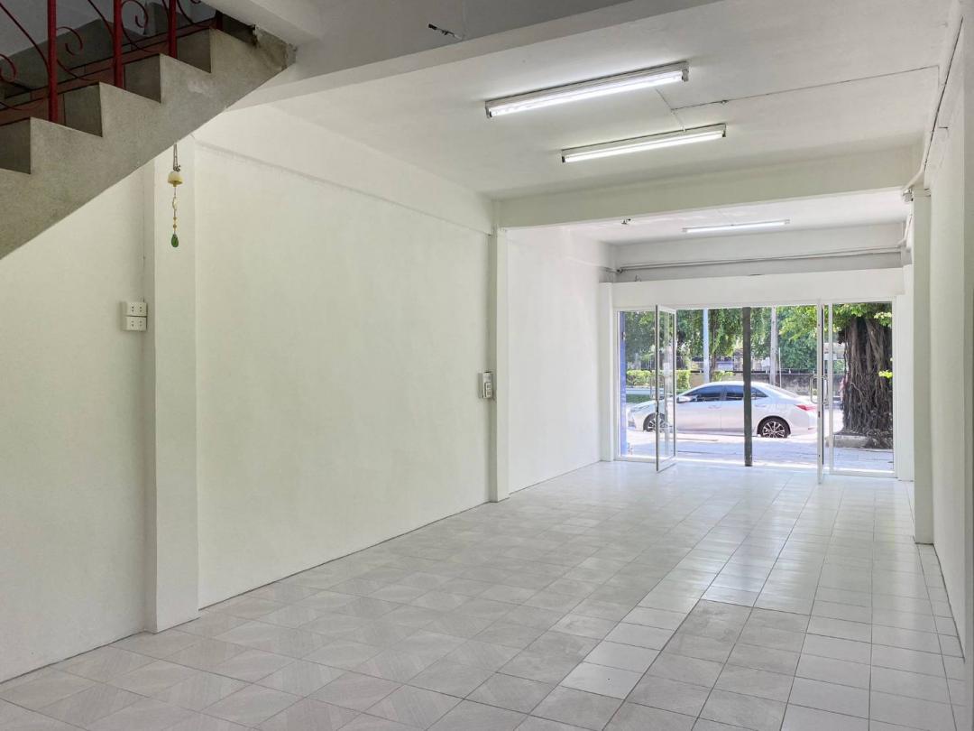 ให้เช่าอาคารพาณิชย์ 3 ชั้น รีโนเวทใหม่ ถนนประชาชื่น? พื้นที่ใช้สอยประมาณ 160 ตรม. 2 ห้องนอน 2 ห้องน้ำ เหมาะสำหรับค้าขาย ทำธุรกิจ 