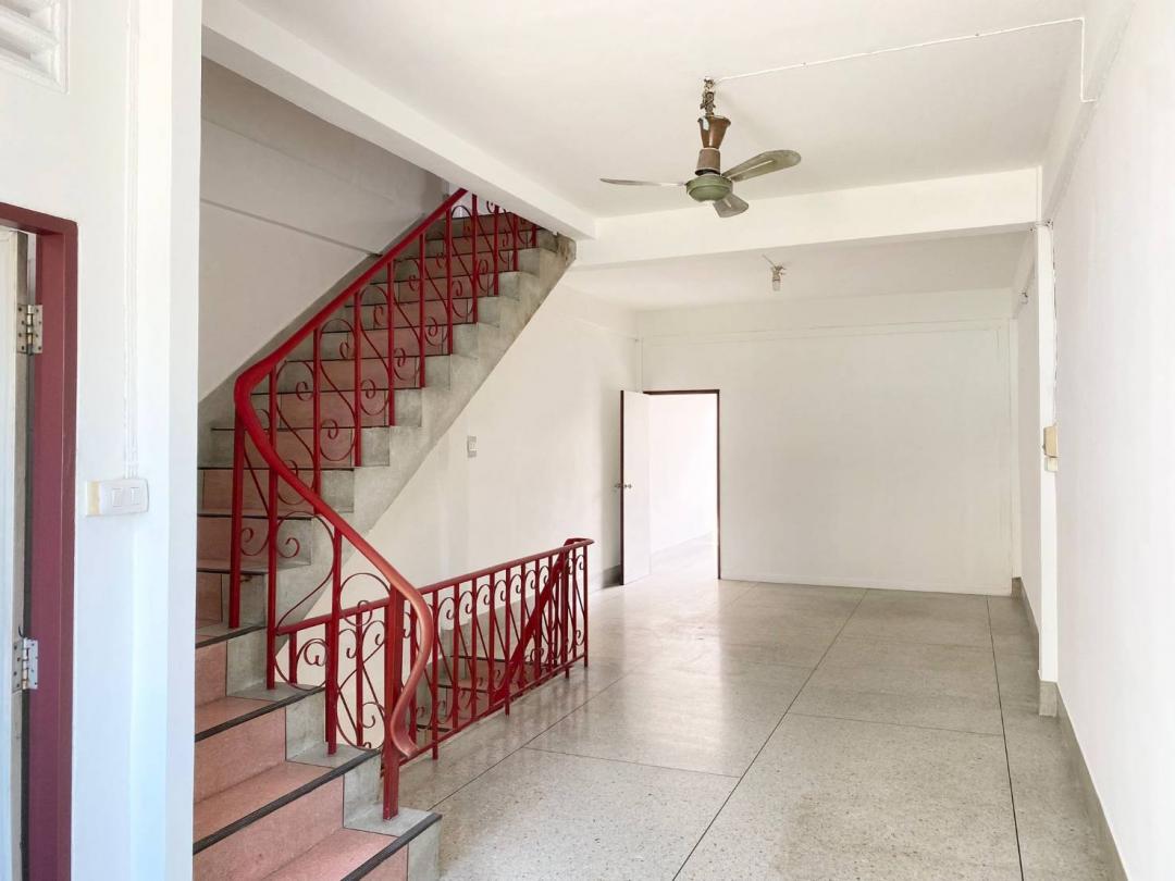 ให้เช่าอาคารพาณิชย์ 3 ชั้น รีโนเวทใหม่ ถนนประชาชื่น? พื้นที่ใช้สอยประมาณ 160 ตรม. 2 ห้องนอน 2 ห้องน้ำ เหมาะสำหรับค้าขาย ทำธุรกิจ 