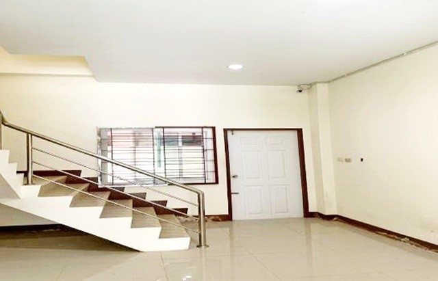 ดอนหัวฬ่อ 225ตรม. 3นอน ตลาดรัตนากร อาคารพาณิชย์ทำเลดี 3 ชั้น นิคมอมตะนครชลบุรี 23ตรว 3น้ำ จอดรถด้านหลัง 1แอร์