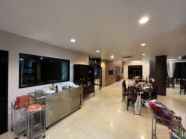 อาคารพาณิชย์ 4.5 ชั้น ติดถนนศรีนครินทร์ : 95 ตร.ว. 1,008  ตร.ม., ตกแต่งสวย เหมาะสำหรับทำธุรกิจ