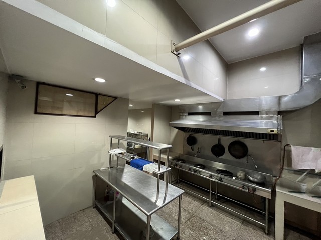 อาคารพาณิชย์ 4.5 ชั้น ติดถนนศรีนครินทร์ : 95 ตร.ว. 1,008  ตร.ม., ตกแต่งสวย เหมาะสำหรับทำธุรกิจ