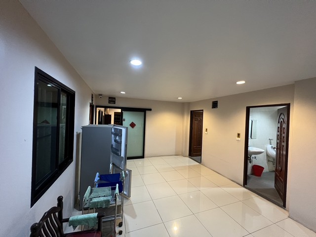 อาคารพาณิชย์ 4.5 ชั้น ติดถนนศรีนครินทร์ : 95 ตร.ว. 1,008  ตร.ม., ตกแต่งสวย เหมาะสำหรับทำธุรกิจ