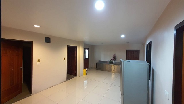 อาคารพาณิชย์ 4.5 ชั้น ติดถนนศรีนครินทร์ : 95 ตร.ว. 1,008  ตร.ม., ตกแต่งสวย เหมาะสำหรับทำธุรกิจ