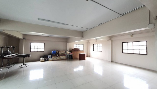 อาคารพาณิชย์ 4.5 ชั้น ติดถนนศรีนครินทร์ : 95 ตร.ว. 1,008  ตร.ม., ตกแต่งสวย เหมาะสำหรับทำธุรกิจ