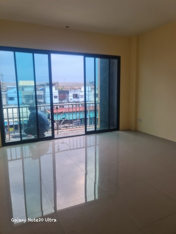 ขาย โฮมออฟฟิศ ใจกลางเมืองปทุมธานี Renovate ใหม่สวยๆ ราคาเพียง 8.5 ลบ. ทำเลดีมากติดถนน 6 เลน มีที่จอดรถ