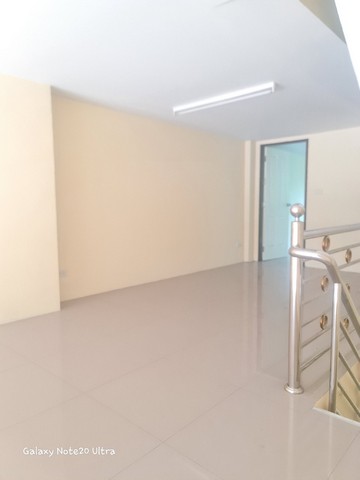 ขาย โฮมออฟฟิศ ใจกลางเมืองปทุมธานี Renovate ใหม่สวยๆ ราคาเพียง 8.5 ลบ. ทำเลดีมากติดถนน 6 เลน มีที่จอดรถ