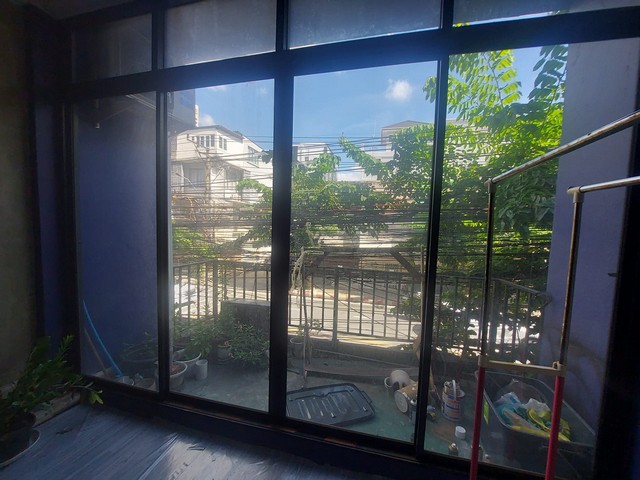 ให้เช่า อาคารพาณิชย์ 3ชั้น ติดถนนสุขุมวิท63 ซอยเอกมัย19 ต่อเติมหลังคาดาดฟ้า 3 ห้องนอน 3ห้องน้ำ