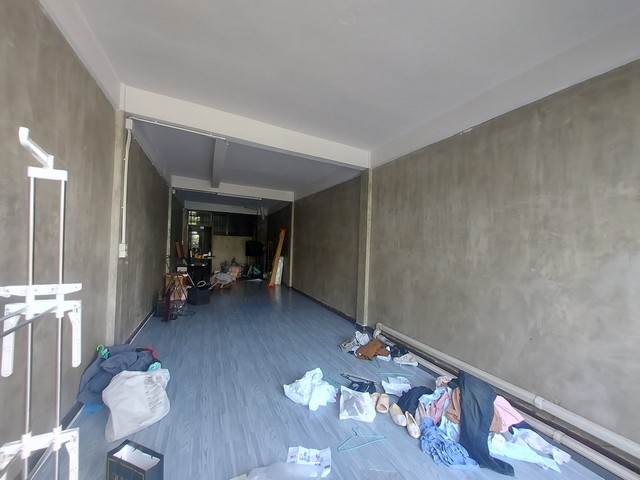 ให้เช่า อาคารพาณิชย์ 3ชั้น ติดถนนสุขุมวิท63 ซอยเอกมัย19 ต่อเติมหลังคาดาดฟ้า 3 ห้องนอน 3ห้องน้ำ