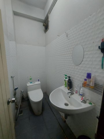 ให้เช่า อาคารพาณิชย์ 3ชั้น ติดถนนสุขุมวิท63 ซอยเอกมัย19 ต่อเติมหลังคาดาดฟ้า 3 ห้องนอน 3ห้องน้ำ