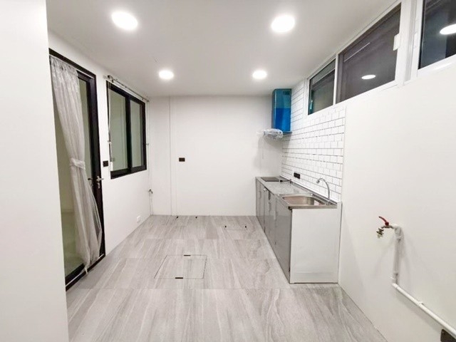 BRT ถนนจันทน์ 25ตรว. 295ตรม.พระราม3 เลี้ยงสัตว์ 3น้ำ 2จอดรถ 4แอร์ สาธุประดิษฐ์ 20-26 ทาวน์เฮ้าส์ 4ชั้น 4นอน 